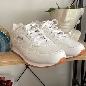 NEW Chunky white Fila shoes